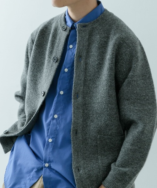 ITEMS URBANRESEARCH(アイテムズ アーバンリサーチ)の「ウール混 クルーネック ニットカーディガン(カーディガン/ボレロ・メンズ・ベージュ/ブラック/チャコールグレー・LARGE/MEDIUM)」の9枚目の写真