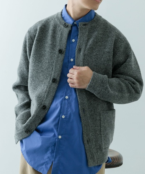 ITEMS URBANRESEARCH(アイテムズ アーバンリサーチ)の「ウール混 クルーネック ニットカーディガン(カーディガン/ボレロ・メンズ・ベージュ/ブラック/チャコールグレー・LARGE/MEDIUM)」の10枚目の写真