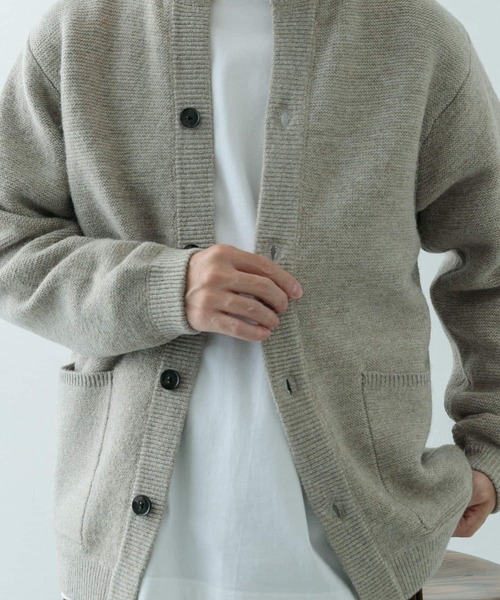 ITEMS URBANRESEARCH(アイテムズ アーバンリサーチ)の「ウール混 クルーネック ニットカーディガン(カーディガン/ボレロ・メンズ・ベージュ/ブラック/チャコールグレー・LARGE/MEDIUM)」の18枚目の写真