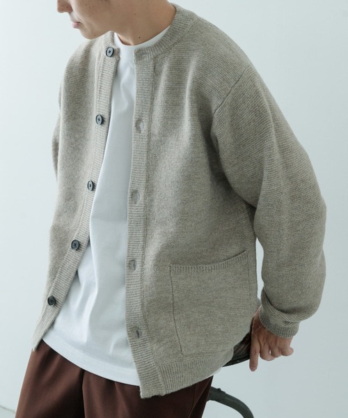 ITEMS URBANRESEARCH(アイテムズ アーバンリサーチ)の「ウール混 クルーネック ニットカーディガン(カーディガン/ボレロ・メンズ・ベージュ/ブラック/チャコールグレー・LARGE/MEDIUM)」の20枚目の写真