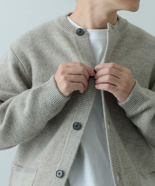 ITEMS URBANRESEARCH(アイテムズ アーバンリサーチ)の「ウール混 クルーネック ニットカーディガン(カーディガン/ボレロ・メンズ・ベージュ/ブラック/チャコールグレー・LARGE/MEDIUM)」の21枚目の写真