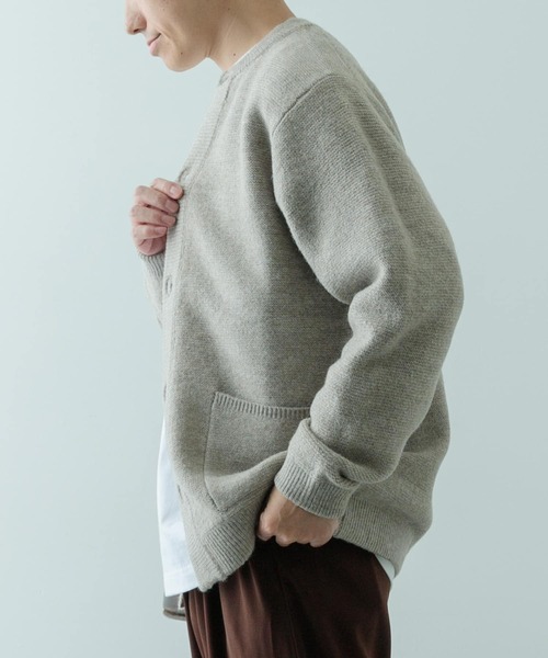 ITEMS URBANRESEARCH(アイテムズ アーバンリサーチ)の「ウール混 クルーネック ニットカーディガン(カーディガン/ボレロ・メンズ・ベージュ/ブラック/チャコールグレー・LARGE/MEDIUM)」の22枚目の写真