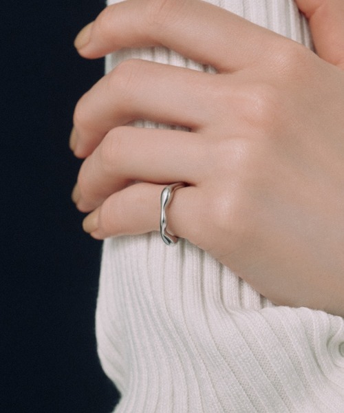 novice（ノーヴィス）の「【novice】Lava Pinky Ring［Stainless］（リング・レディース・ゴールド/シルバー・FREE）」の2枚目の写真