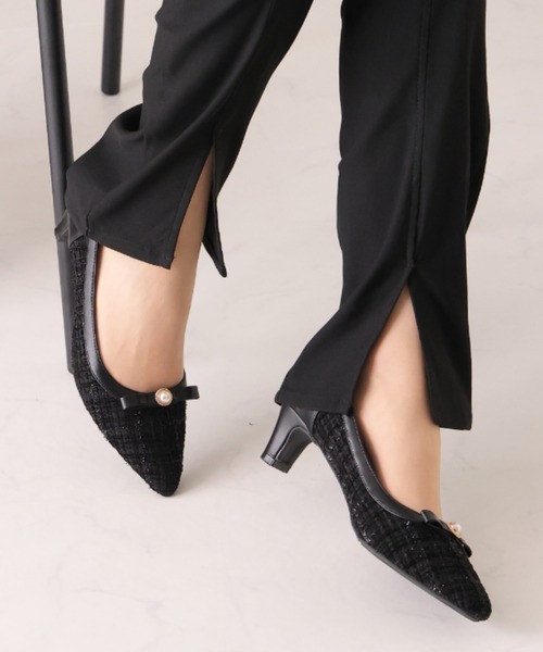 VIVIAN（ヴィヴィアン）の「履きごこちやみつき感激 ポインテッドトゥパールリボン5cmヒールパンプス（パンプス・レディース・ブラック×ブラック/ブラック系その他2/ホワイト×ホワイト・21.5/22/22.5/23/23.5/24/24.5/25/25.5/26）」の2枚目の写真