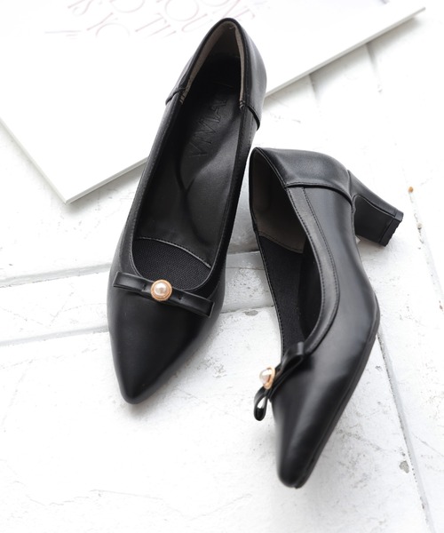 VIVIAN（ヴィヴィアン）の「履きごこちやみつき感激 ポインテッドトゥパールリボン5cmヒールパンプス（パンプス・レディース・ブラック×ブラック/ブラック系その他2/ホワイト×ホワイト・21.5/22/22.5/23/23.5/24/24.5/25/25.5/26）」の3枚目の写真
