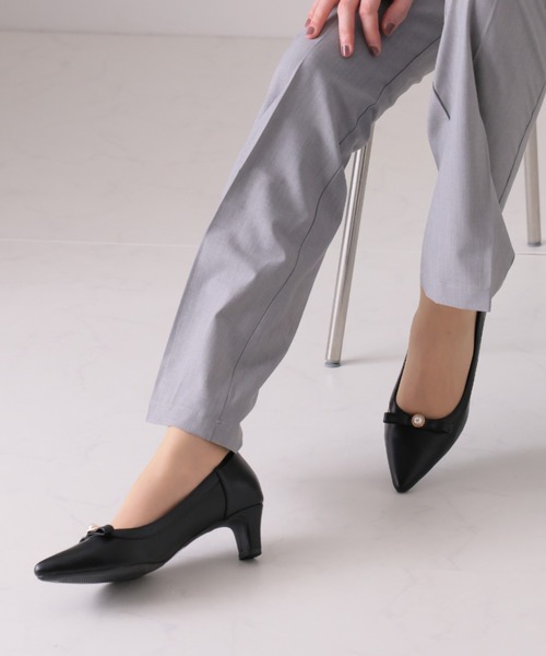 VIVIAN（ヴィヴィアン）の「履きごこちやみつき感激 ポインテッドトゥパールリボン5cmヒールパンプス（パンプス・レディース・ブラック×ブラック/ブラック系その他2/ホワイト×ホワイト・21.5/22/22.5/23/23.5/24/24.5/25/25.5/26）」の4枚目の写真