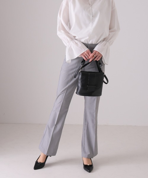 VIVIAN（ヴィヴィアン）の「履きごこちやみつき感激 ポインテッドトゥパールリボン5cmヒールパンプス（パンプス・レディース・ブラック×ブラック/ブラック系その他2/ホワイト×ホワイト・21.5/22/22.5/23/23.5/24/24.5/25/25.5/26）」の5枚目の写真