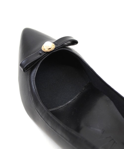 VIVIAN（ヴィヴィアン）の「履きごこちやみつき感激 ポインテッドトゥパールリボン5cmヒールパンプス（パンプス・レディース・ブラック×ブラック/ブラック系その他2/ホワイト×ホワイト・21.5/22/22.5/23/23.5/24/24.5/25/25.5/26）」の15枚目の写真