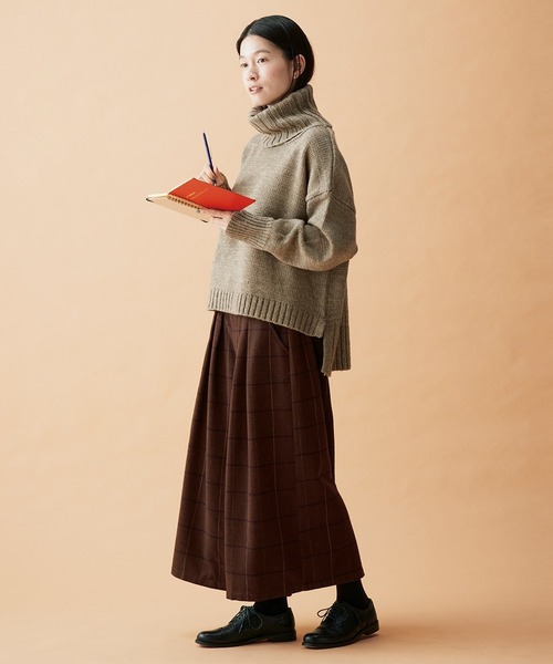 Sunny clouds（サニークラウズ）の「サニークラウズ　ちょいオフタートルセーター（ニット/セーター・レディース・ブルー/ブラック/ベージュ・M/L/LL）」の19枚目の写真