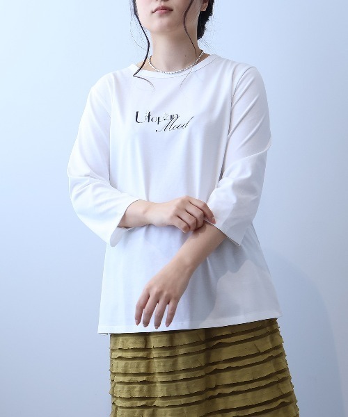 leswel(レスウェル)の「【L~5L 大きいサイズ】ビジューロゴプリントTシャツ(Tシャツ/カットソー・レディース・オフホワイト/ブルー/チャコールグレー・L/LL/3L/4L/5L)」の1枚目の写真