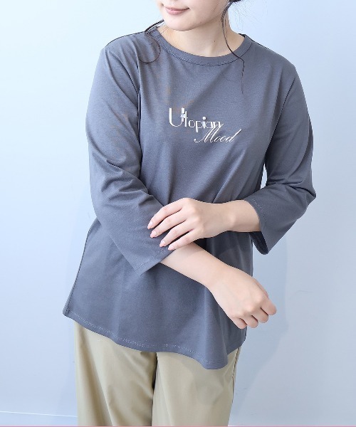 leswel(レスウェル)の「【L~5L 大きいサイズ】ビジューロゴプリントTシャツ(Tシャツ/カットソー・レディース・オフホワイト/ブルー/チャコールグレー・L/LL/3L/4L/5L)」の2枚目の写真