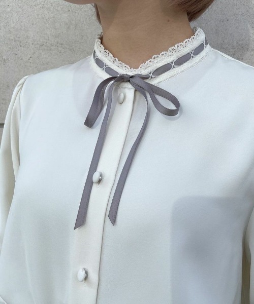 F i.n.t(フィント)の「はしごリボンスタンドカラーブラウス/ fint フィント(シャツ/ブラウス・レディース・ピンクベージュ/オフホワイト・FREE)」の5枚目の写真