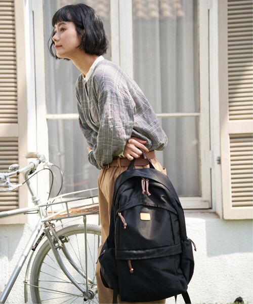 LBC(エルビーシー)の「10ポケットBIGリュック(バックパック/リュック・レディース・グレイッシュベージュ/ブラック/キャメル/ブルー系その他/カーキ・FREE)」の9枚目の写真