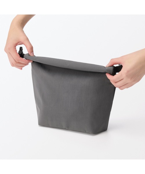 無印良品（ムジルシリョウヒン）の「高さが変えられる　ランチバッグ　ロールトップタイプ　大（エコバッグ/サブバッグ・メンズ・ベージュ/ブルー系/グレー・FREE）」の9枚目の写真