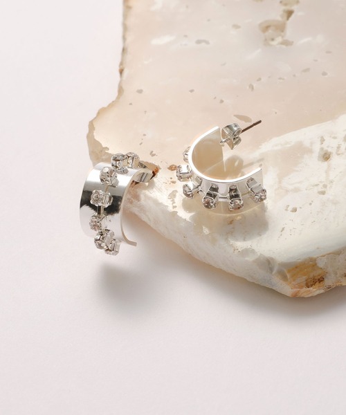 GLOBAL WORK(グローバルワーク)の「MATINE LINE/ストーンメタルカーブピアス/288890(ピアス(両耳用)・レディース・シルバー/ゴールド・ONE SIZE)」の1枚目の写真