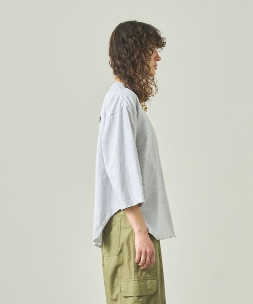 kha:ki(カーキ)の「「KHA:KI / カーキ」 7TH TEE -TRAILBRAZE- 7TH TEE -TRAILBRAZE-(Tシャツ/カットソー・レディース・アッシュグレー/ホワイト・1)」の5枚目の写真