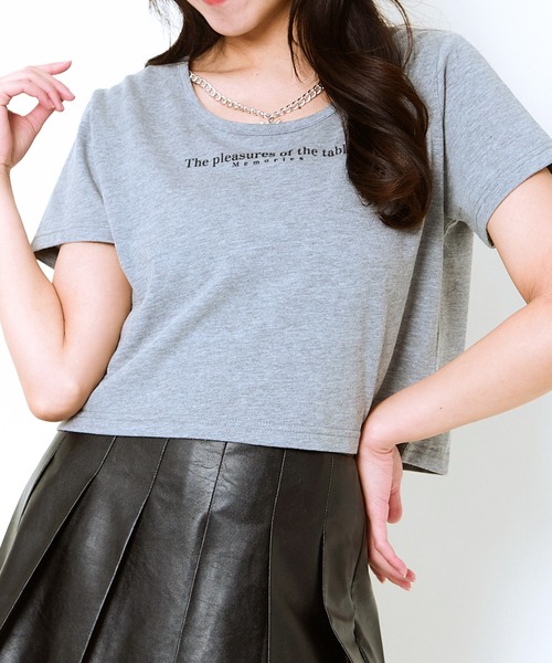 GORGE(ゴージ)の「《チョーカー風ネックレス付き》レディース ロゴTシャツ ショート丈 半袖 バタフライネックレス 春夏秋(Tシャツ/カットソー・レディース・ブラック/グレー/オフホワイト・F)」の1枚目の写真