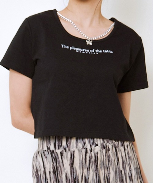 GORGE(ゴージ)の「《チョーカー風ネックレス付き》レディース ロゴTシャツ ショート丈 半袖 バタフライネックレス 春夏秋(Tシャツ/カットソー・レディース・ブラック/グレー/オフホワイト・F)」の3枚目の写真