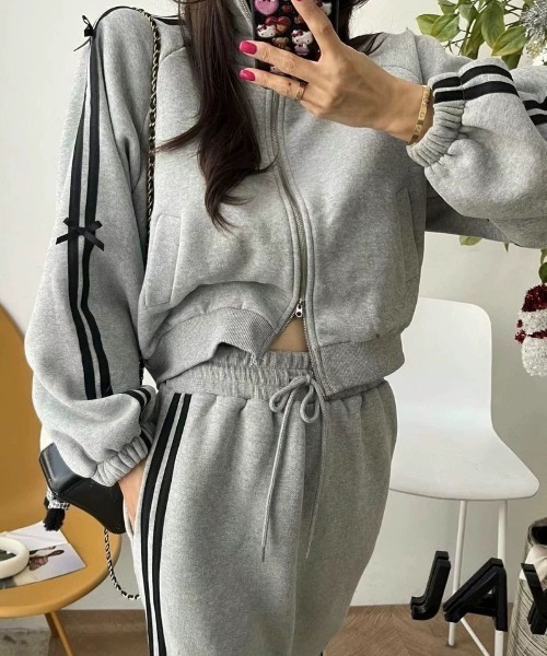 LETee(レティー)の「サイドラインで脚長魅せ!大人ストリートに決まるセットアップ(セットアップ・レディース・ホワイト/ブラック/グレー・FREE)」の3枚目の写真