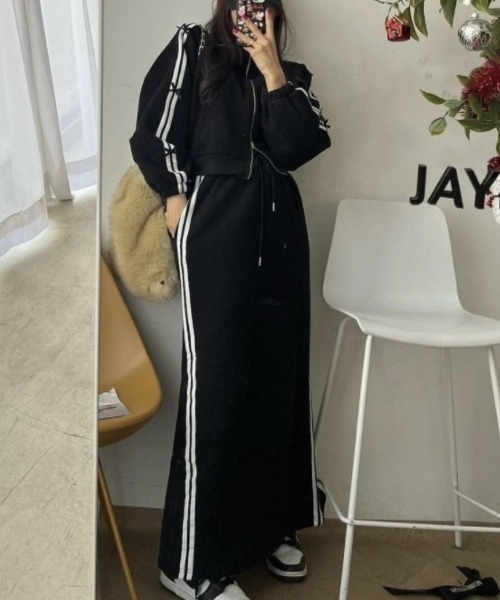 LETee(レティー)の「サイドラインで脚長魅せ!大人ストリートに決まるセットアップ(セットアップ・レディース・ホワイト/ブラック/グレー・FREE)」の12枚目の写真