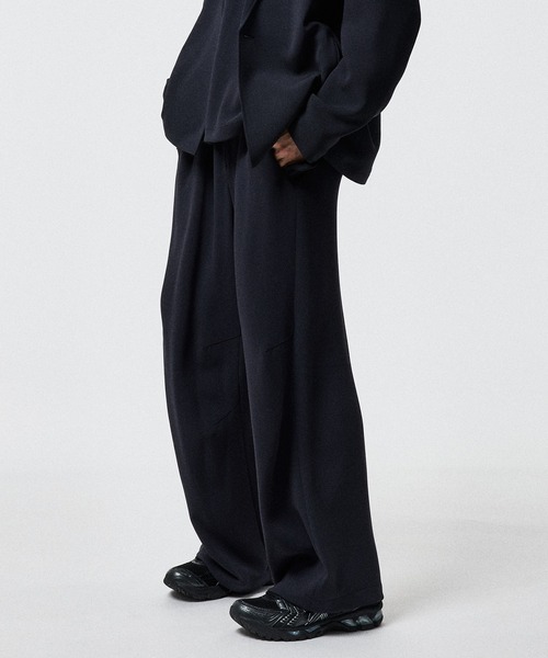 STUDIOUS（ステュディオス）の「ESSENTIAL RELAX WIDE PANTS（カーゴパンツ・メンズ・ダークグレー/ブラック・1/2）」の2枚目の写真