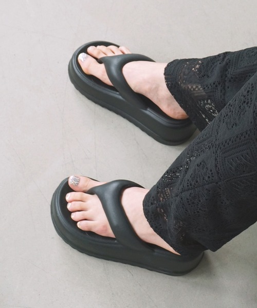 O'fmus(オフムス)の「【O'fmus】モードリフトトングサンダル ofms25s001(サンダル・レディース・ブラック/ホワイト・M/L/S)」の2枚目の写真