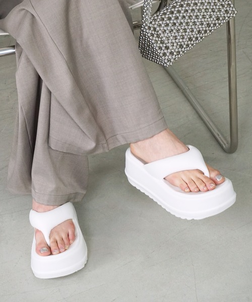 O'fmus(オフムス)の「【O'fmus】モードリフトトングサンダル ofms25s001(サンダル・レディース・ブラック/ホワイト・M/L/S)」の4枚目の写真