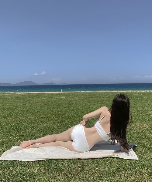 gossip！ロサンゼルス（ゴシップロサンゼルス）の「Y2K シャーリングシンプルハイウエストビキニ水着  [2点セット] 美脚効果 温泉水着（水着・レディース・ローズ/ブラック/パープル/ブルー/オフホワイト/ピンク/ブラウン・M/L/XL）」の16枚目の写真