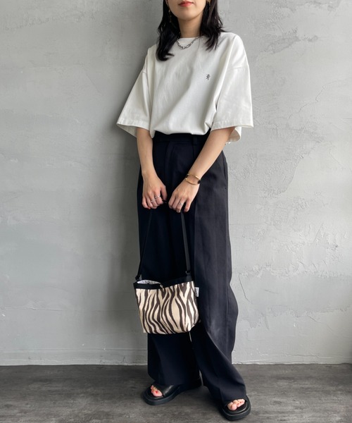 GYMPHLEX（ジムフレックス）の「[GYMPHLEX/ジムフレックス] ワンポイントロゴ刺繍 クルーネックTシャツ（Tシャツ/カットソー・レディース・ベージュ/チャコールグレー/オフホワイト・L/M）」の4枚目の写真
