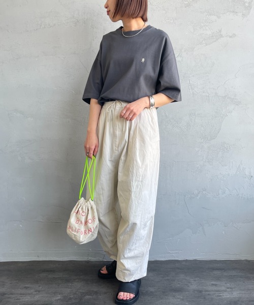 GYMPHLEX（ジムフレックス）の「[GYMPHLEX/ジムフレックス] ワンポイントロゴ刺繍 クルーネックTシャツ（Tシャツ/カットソー・レディース・ベージュ/チャコールグレー/オフホワイト・L/M）」の5枚目の写真