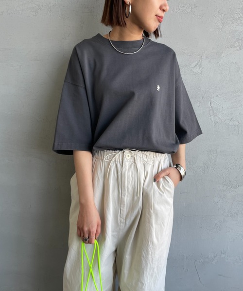 GYMPHLEX（ジムフレックス）の「[GYMPHLEX/ジムフレックス] ワンポイントロゴ刺繍 クルーネックTシャツ（Tシャツ/カットソー・レディース・ベージュ/チャコールグレー/オフホワイト・L/M）」の21枚目の写真
