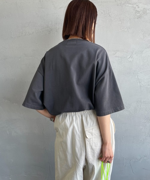 GYMPHLEX（ジムフレックス）の「[GYMPHLEX/ジムフレックス] ワンポイントロゴ刺繍 クルーネックTシャツ（Tシャツ/カットソー・レディース・ベージュ/チャコールグレー/オフホワイト・L/M）」の22枚目の写真