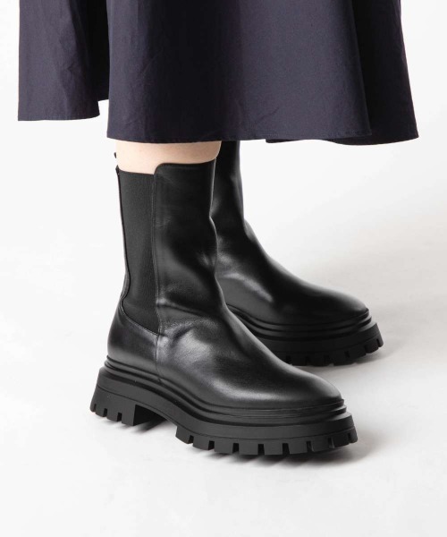 STUART WEITZMAN(スチュアートワイツマン)の「STUART WEITZMAN BEDFORD BOOT スチュアート・ワイツマン ベッドフォード サイドゴア ブーツ(ブーツ・レディース・ブラック・36/36.5/37/37.5/38)」の1枚目の写真