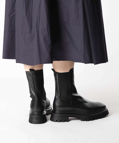 STUART WEITZMAN(スチュアートワイツマン)の「STUART WEITZMAN BEDFORD BOOT スチュアート・ワイツマン ベッドフォード サイドゴア ブーツ(ブーツ・レディース・ブラック・36/36.5/37/37.5/38)」の4枚目の写真