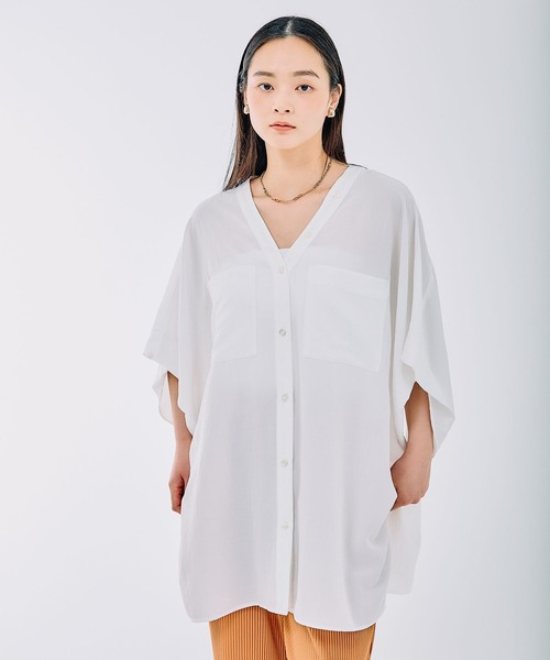 LEPSIM(レプシィム)の「VネックBIGシャツチュニックSS 327845(チュニック・レディース・チャコールグレー/オフホワイト/グレイッシュベージュ/グリーン・FREE)」の6枚目の写真