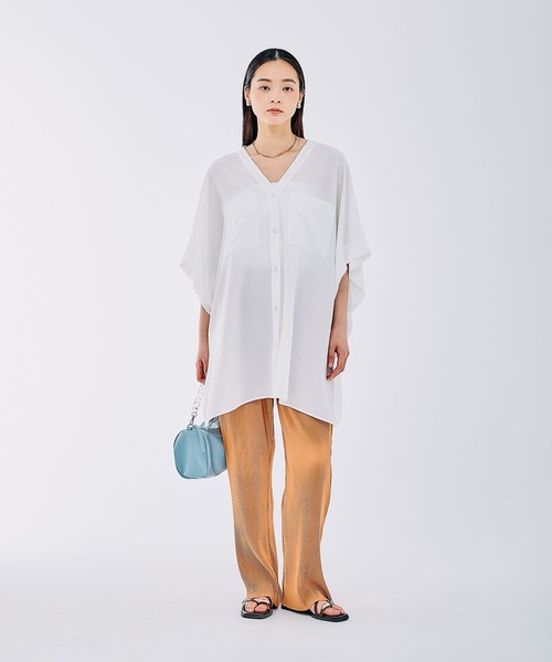 LEPSIM(レプシィム)の「VネックBIGシャツチュニックSS 327845(チュニック・レディース・チャコールグレー/オフホワイト/グレイッシュベージュ/グリーン・FREE)」の8枚目の写真
