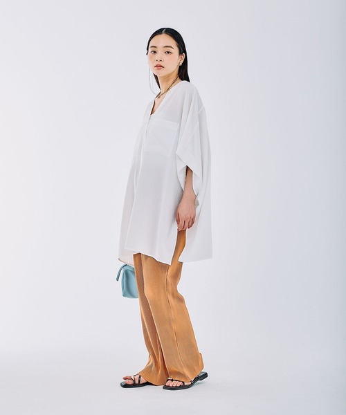 LEPSIM(レプシィム)の「VネックBIGシャツチュニックSS 327845(チュニック・レディース・チャコールグレー/オフホワイト/グレイッシュベージュ/グリーン・FREE)」の9枚目の写真