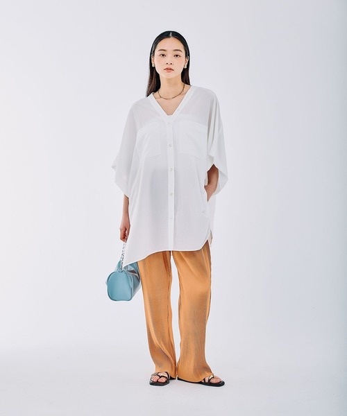 LEPSIM(レプシィム)の「VネックBIGシャツチュニックSS 327845(チュニック・レディース・チャコールグレー/オフホワイト/グレイッシュベージュ/グリーン・FREE)」の10枚目の写真