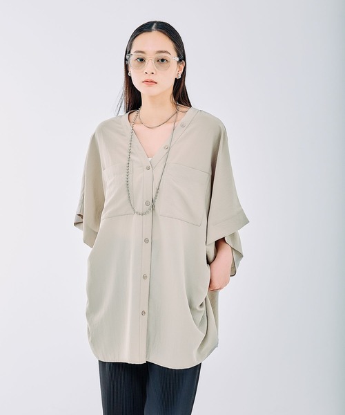 LEPSIM(レプシィム)の「VネックBIGシャツチュニックSS 327845(チュニック・レディース・チャコールグレー/オフホワイト/グレイッシュベージュ/グリーン・FREE)」の11枚目の写真
