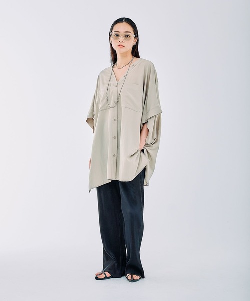 LEPSIM(レプシィム)の「VネックBIGシャツチュニックSS 327845(チュニック・レディース・チャコールグレー/オフホワイト/グレイッシュベージュ/グリーン・FREE)」の13枚目の写真