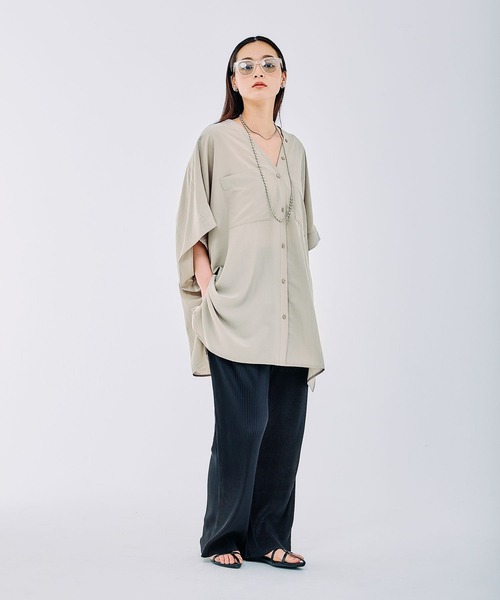LEPSIM(レプシィム)の「VネックBIGシャツチュニックSS 327845(チュニック・レディース・チャコールグレー/オフホワイト/グレイッシュベージュ/グリーン・FREE)」の14枚目の写真