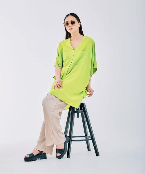 LEPSIM(レプシィム)の「VネックBIGシャツチュニックSS 327845(チュニック・レディース・チャコールグレー/オフホワイト/グレイッシュベージュ/グリーン・FREE)」の20枚目の写真