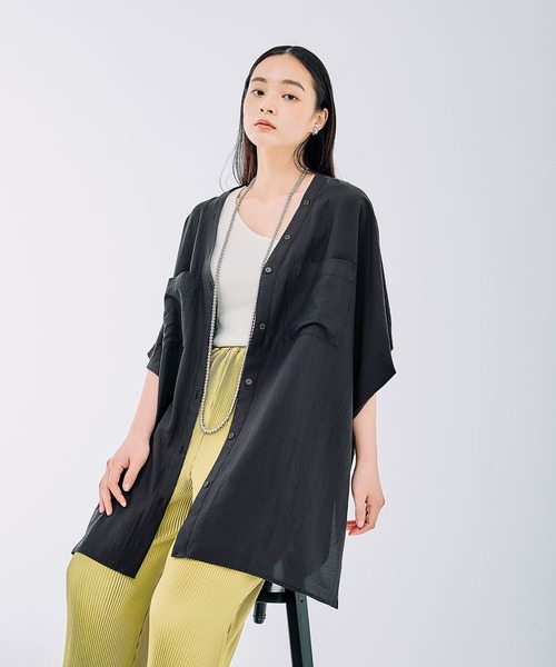 LEPSIM(レプシィム)の「VネックBIGシャツチュニックSS 327845(チュニック・レディース・チャコールグレー/オフホワイト/グレイッシュベージュ/グリーン・FREE)」の22枚目の写真