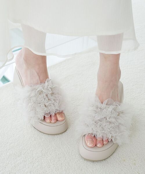 MAJESTIC LEGON(マジェスティックレゴン)の「ボリュームフリルサンダル(サンダル・レディース・ブラック/アイボリー/グレイッシュベージュ・SMALL/MEDIUM/LARGE/X-LARGE)」の3枚目の写真