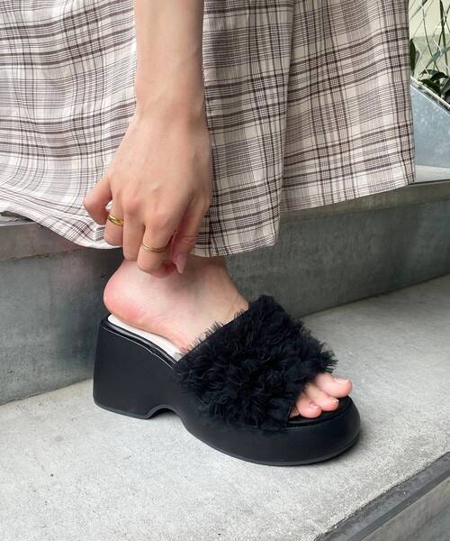 MAJESTIC LEGON(マジェスティックレゴン)の「ボリュームフリルサンダル(サンダル・レディース・ブラック/アイボリー/グレイッシュベージュ・SMALL/MEDIUM/LARGE/X-LARGE)」の7枚目の写真