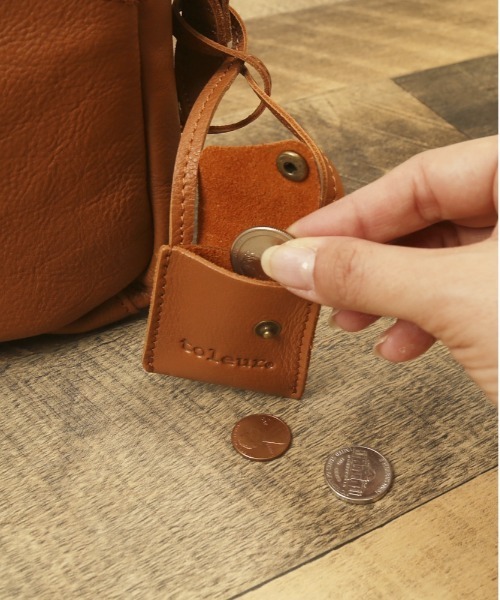 toleur(トーラ)の「toleur カウレザーミニショルダー(ショルダーバッグ・レディース・ブラック/グレイッシュベージュ/ワイン・FREE)」の4枚目の写真