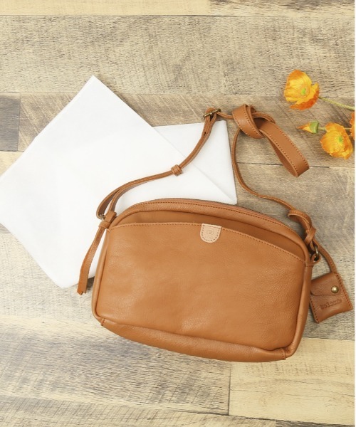 toleur(トーラ)の「toleur カウレザーミニショルダー(ショルダーバッグ・レディース・ブラック/グレイッシュベージュ/ワイン・FREE)」の5枚目の写真