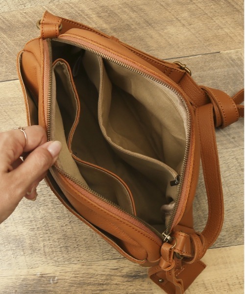 toleur(トーラ)の「toleur カウレザーミニショルダー(ショルダーバッグ・レディース・ブラック/グレイッシュベージュ/ワイン・FREE)」の7枚目の写真