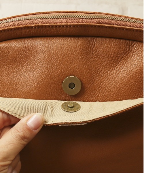 toleur(トーラ)の「toleur カウレザーミニショルダー(ショルダーバッグ・レディース・ブラック/グレイッシュベージュ/ワイン・FREE)」の8枚目の写真