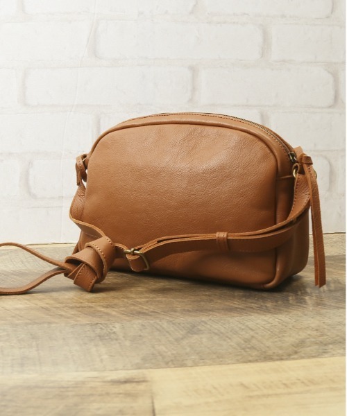 toleur(トーラ)の「toleur カウレザーミニショルダー(ショルダーバッグ・レディース・ブラック/グレイッシュベージュ/ワイン・FREE)」の12枚目の写真